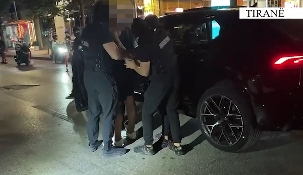 Kontrolle ‘blic’ në Tiranë e Fushë Krujë, pranga 2 personave/ Sekuestrohen kokainë, armë të ftohta dhe një automjet luksoz