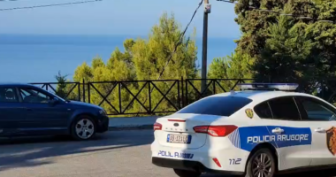 Aksident i rëndë në Durrës, makina del nga rruga dhe përfundon në humnerë