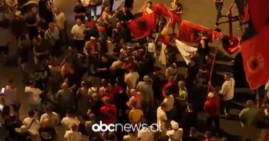 VIDEO/ Tensione te “Revolucioni Flamingo,” përplasen fizikisht 2 grupe të protestuesve para Kryeministrisë