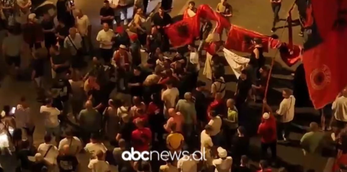 VIDEO  Tensione te  Revolucioni Flamingo   përplasen fizikisht 2 grupe të protestuesve para Kryeministrisë