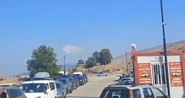 Trafik i rënduar në Qafë Botë, radhë të gjata automjetesh në kufi