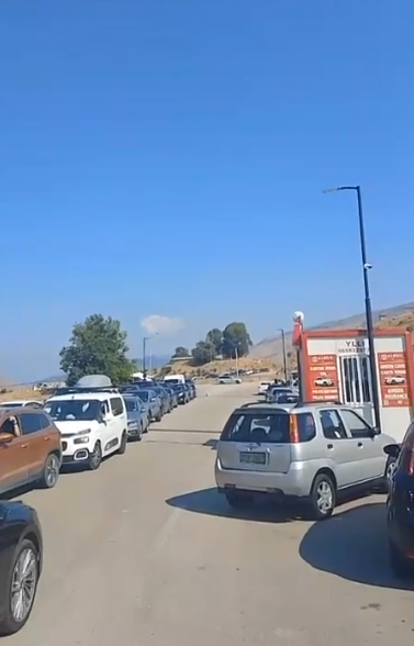 Trafik i rënduar në Qafë Botë, radhë të gjata automjetesh në kufi