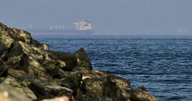 Emiratet e Bashkuara Arabe ndërpresin marrëdhëniet tregtare dhe financiare me Iranin pas sulmeve me raketa