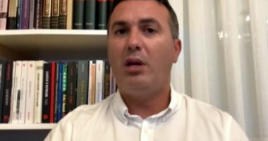 Shkupi heq shqipen nga tabelat/ Ademi: Kjo situatë po ndodh në mënyrë sistematike, është krim gjuhësor