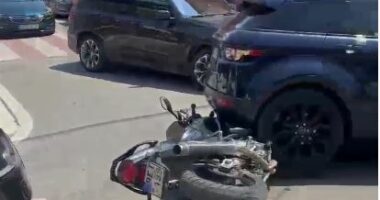 Aksident në Sarandë, automjeti përplaset me motorin
