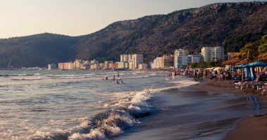 Shëngjin, shtohen turistët/ Plazhe të pastra dhe me siguri për pushuesit