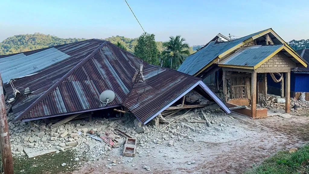 Tërmeti në Indonezi  të paktën 20 viktima  Pamjet gjatë momentit të lëkundjeve