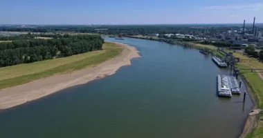 Thatësira në Gjermani, n​ivelet e ulëta të ujit paralizojnë transportin në lumin Rhine