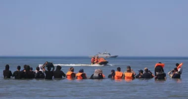 Qindra emigrantë mbërrijnë në Mbretërinë e Bashkuar pas 10 ditësh pa asnjë hyrje
