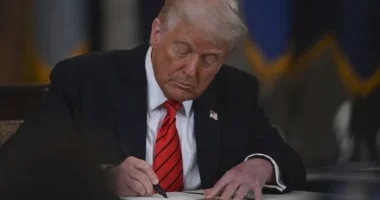 Trump nënshkruan urdhër për riemërtimin e Liqenit Ontario në “Liqeni Amerika”