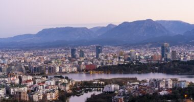 Media ruse “Pravda.ru”: Tirana, zgjedhja ekonomike për një udhëtim në Evropë