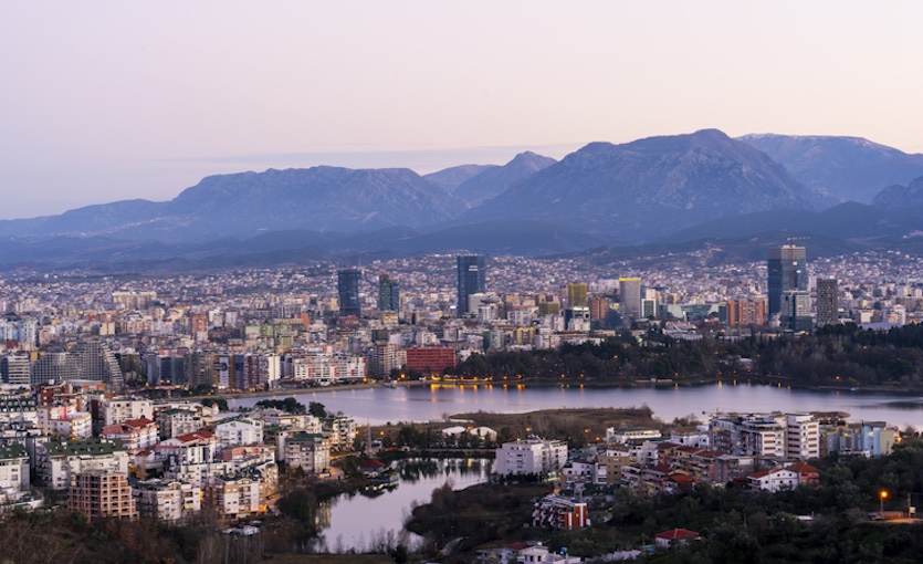 Media ruse “Pravda.ru”: Tirana, zgjedhja ekonomike për një udhëtim në Evropë