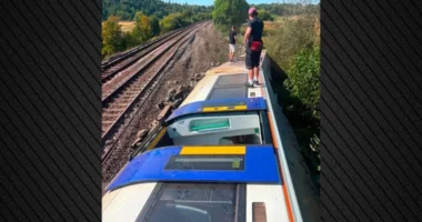 VIDEO/ Treni del nga shinat në Angli, 11 të plagosur, dy në gjendje të rëndë