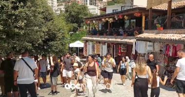 Kruja “çlirohet” nga flakët, qytetit historik i rikthehen turistët