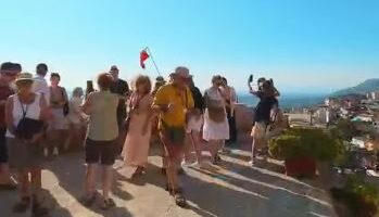Rama ndan pamjet: Atmosferë turistësh në Muzeun “Gjergj Kastrioti Skënderbeu” në Krujë