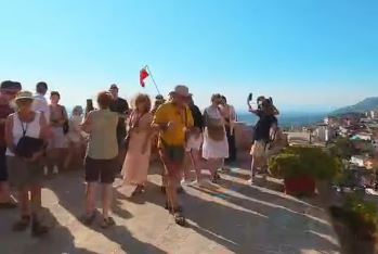 Rama ndan pamjet  Atmosferë turistësh në Muzeun  Gjergj Kastrioti Skënderbeu  në Krujë