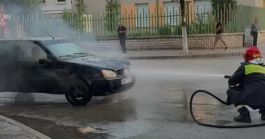 Fier/ Makina përfshihet nga flakët, shkak dyshohet një shkëndijë në pjesën e baterisë