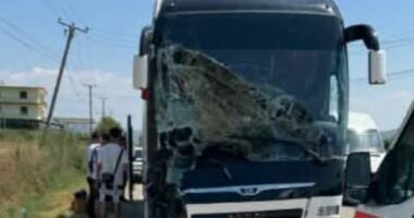Aksident në aksin Elbasan-Peqin/ Përplasen traileri dhe autobusi, një person i plagosur