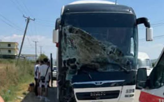 Aksident në aksin Elbasan-Peqin/ Përplasen traileri dhe autobusi, një person i plagosur