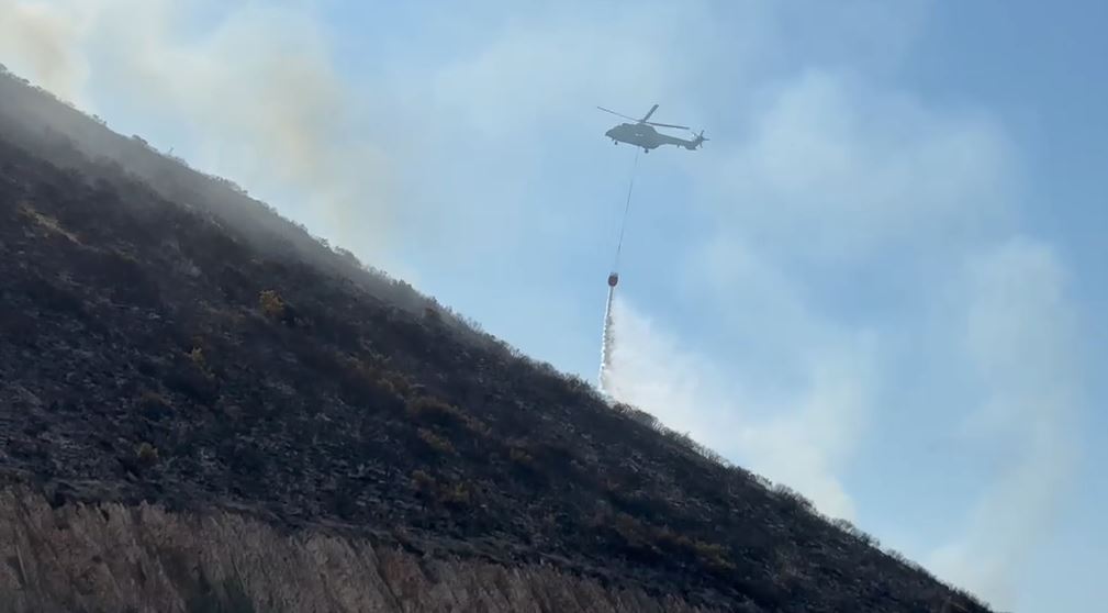 VIDEO  Zjarr në Palasë prej mesnatës  ndërhyjnë edhe dy helikopterë