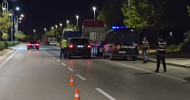 Policia “blindon” hyrje-daljet e Vlorës, kontrolle për persona në kërkim dhe armë