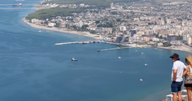 Pamja magjike e Gjirit të Vlorës/ Ndalesë pranë Kaninës në By Pass, turistët shijojnë panoramën e qytetit