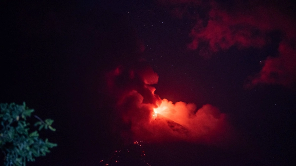 VIDEO  Alarm në Guatemala  shpërthen vullkani Fuego  evakuohen banorët
