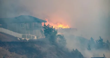 Zjarre masive në Washington, digjen 600 shtëpi dhe biznese/ Evakuohen mbi 60 mijë banorë