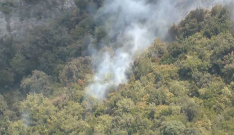 Krujë, kalon rreziku në Abaze/ Vatra e zjarrit nën kontroll, nuk rrezikohen banesa