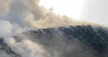 Sërish flakë në vendgrumbullimin e mbetjeve në Fushë Krujë, dyshohet për zjarr të qëllimshëm