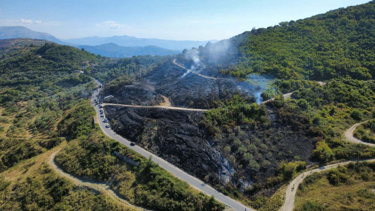 Mallakastër/ Zjarr i madh pranë Hekalit, flakët iu afruan banesave dhe puseve të naftës