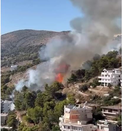 Zjarr në kurorën e gjelbër të Sarandës