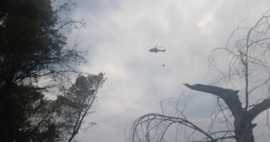Zjarret përhapen në disa fshatra në Gjirokastër, ndërhyhet me helikopter për shuarjen e flakëve
