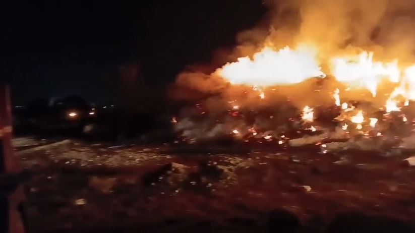 Zjarri përfshin bazën ushqimore për bagëtitë në fshatin Bilaj të Krujës