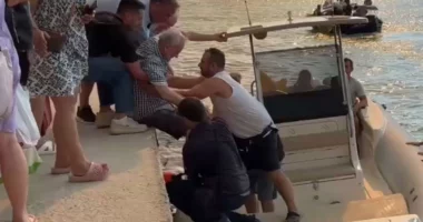 VIDEO/ Greqia në flakë! Zjarr me përmasa të mëdha në Halkidiki, evakuohen banorët. Pushuesit largohen nga deti