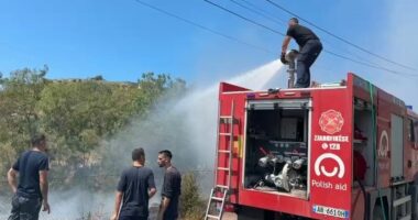 Zjarr pranë banesave në Lagjen e Spitalit në Lezhë, flakët vihen nën kontroll