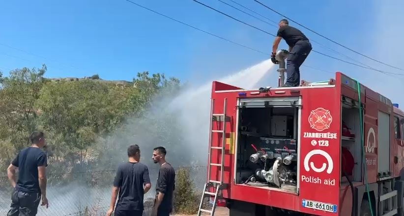 Zjarr pranë banesave në Lagjen e Spitalit në Lezhë, flakët vihen nën kontroll