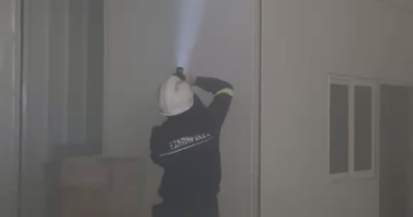 Zjarr në një biznes në Gjirokastër, zjarrfikësit ndërhyjnë për shuarjen e flakëve