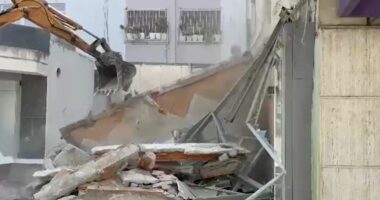 Aksion për ndërtimet pa leje në Vlorë/ Bashkia dhe IMT nisin prishjen në zonën e ish-gjykatës së vjetër