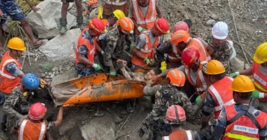 VIDEO/ Dy persona shpëtohen të gjallë në Nepal, nëntë ditë pas përmbytjeve