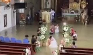 “Në të mirë dhe në të keqe”, çifti në Filipine kurorëzohet në kishën e përmbytur