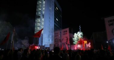 Dita e nëntë e protestës/ Qytetarët mbushin Prishtinën kundër vendimit të Hagës për 4 ish-krerët e UÇK-së