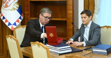 Pas dorëheqjes, Vuçiç i dorëzon detyrën Ana Brnabiç