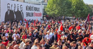 FOTO/ “Në emër të popullit, shpallen të PAFAJSHËM”, qindra qytetarë në Prishtinë presin verdiktin