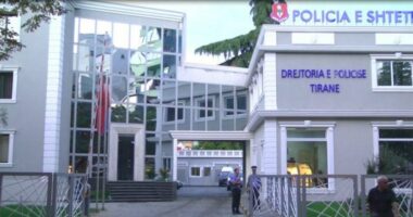 Ndryshoi emrin me dokument të falsifikuar, shpallet në kërkim 41-vjeçari! Pezullohen një punonjëse administrative dhe një specialist IT