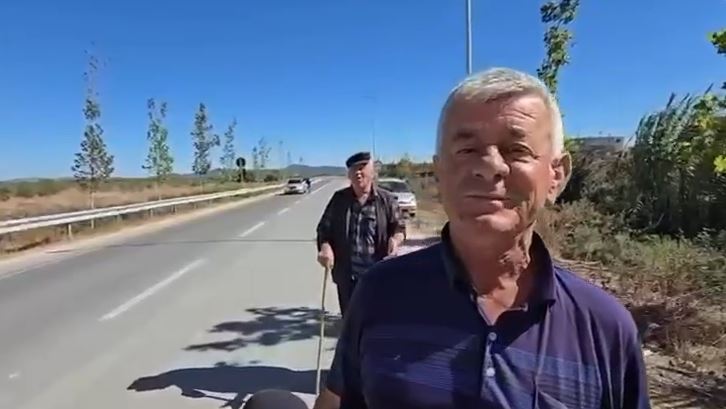 Situatë problematike në fshatin Akërni  Banorët  Janë djegur stanet  zjarri rrezikon banesat dhe aeroportin