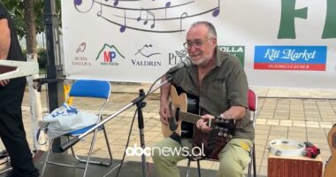 Këngë që nuk i harron koha/ Osman Shehu rikthehet në Kukës, mes kujtimeve dhe muzikës