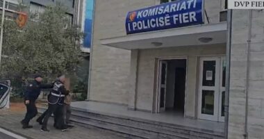 Dy operacione në Fier/ Arrestohet 66-vjeçari që mbante armë në banesë, bllokohet makina luksoze e vjedhur në Britani të Madhe