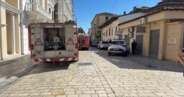Zjarr në qendër të qytetit të Shkodrës, flakët përfshijnë çatinë e një hoteli