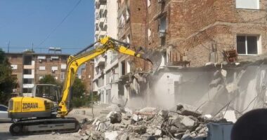 Nis rikualifikimi pranë tregut të orizit në Vlorë, shemben objektet pa leje